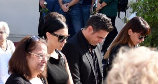 Συντετριμμένος ο Δημήτρης Ουγγαρέζος στην κηδεία της μητέρας του