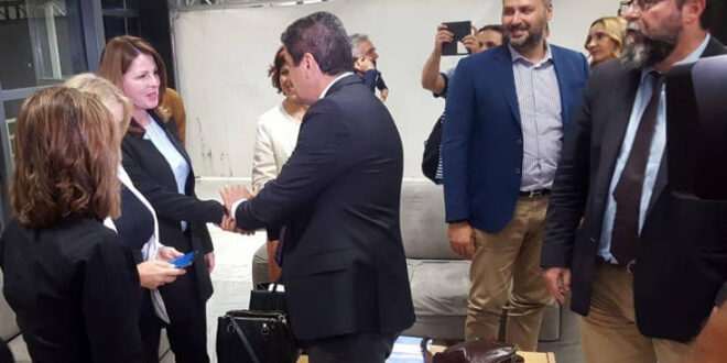 Τα είπαν φιλικά και αθλητικά έξω από τις αίθουσες της Βουλής για το νομοσχέδιο