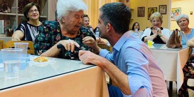 Ημέρα του παππού και της γιαγιάς: Η γλυκιά επίσκεψη του Κώστα Μπακογιάννη
