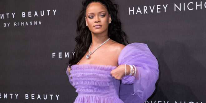 Η Rihanna ποζάρει ολόγυμνη… για το λανσάρισμα του βιβλίου της