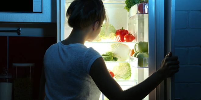 Το μυστικό για να μην παχαίνετε από τις συχνές επιδρομές στο ψυγείο