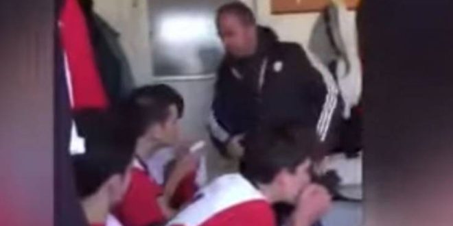 Σοκαριστικό βίντεο με προπονητή ομάδας Νέων να χαστουκίζει τους ποδοσφαιριστές του