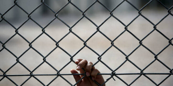 «Να σταματήσει η κράτηση ασυνόδευτων ανηλίκων σε τμήματα ή στην Αμυγδαλέζα»
