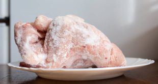Πώς ξεπαγώνουμε σωστά το κοτόπουλο για να μη διατρέχει κίνδυνο η υγεία μας