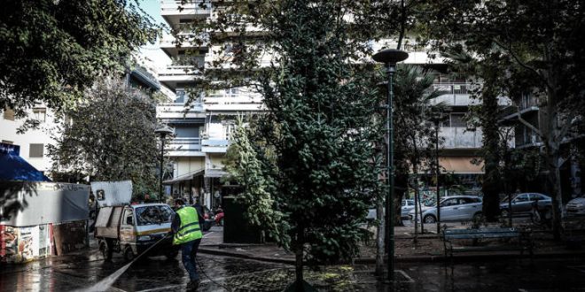 Εξάρχεια: Το χριστουγεννιάτικο δέντρο τοποθετήθηκε ξανά στην πλατεία