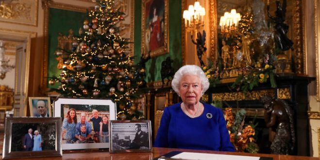 Πρωτοχρονιά: Έλτον Τζον, Ολίβια Νιούτον Τζον και Ρότζερ Τέιλορ θα τιμήσει η Βασίλισσα Ελισάβετ