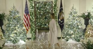 Η Μελάνια Τραμπ παρουσίασε την υπέρλαμπρη… πατριωτική χριστουγεννιάτικη διακόσμηση