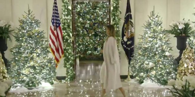 Η Μελάνια Τραμπ παρουσίασε την υπέρλαμπρη… πατριωτική χριστουγεννιάτικη διακόσμηση
