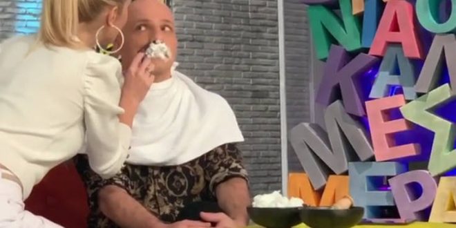 Νίκος Μουτσινάς: Η αρχισυντάκτρια της εκπομπής του ξύρισε το μουστάκι on air