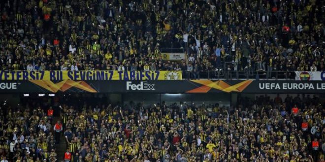 Τουρκία: Οι οπαδοί της Φενέρμπαχτσε άφησαν τα κασκόλ τους για τους σεισμοπαθείς
