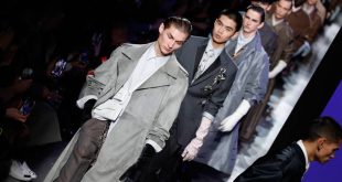 Κόρτνεϊ Λαβ, Πάτινσον και Μπέκαμ στην επίδειξη μόδας του Κιμ Τζόουνς για τον Dior στο Παρίσι