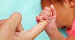 Επίδομα γέννας: Αντιπαράθεση στη Βουλή για τις προϋποθέσεις χορήγησης