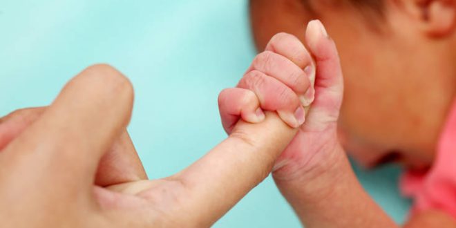 Επίδομα γέννας: Αντιπαράθεση στη Βουλή για τις προϋποθέσεις χορήγησης