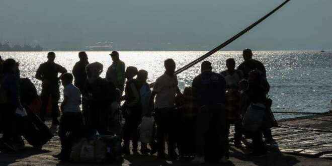 Εβδομαδιαία δρομολόγια επιστροφής προσφύγων προανήγγειλε ο Μηταράκης