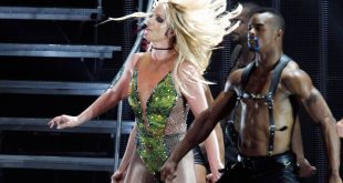 Η στιγμή που η Britney Spears σπάει το πόδι της ενώ χορεύει