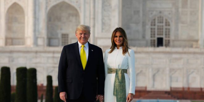 Ντόναλντ και Μελάνια Τραμπ χέρι-χέρι στο Ταζ Μαχάλ