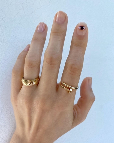 yellow nails