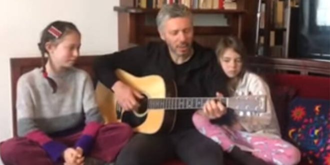 Αλκίνοος Ιωαννίδης: Τραγουδά με τις κόρες του «Μαζί Ξανά» για τον κορονοϊό
