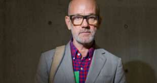 Ο Michael Stipe τραγουδάει «It