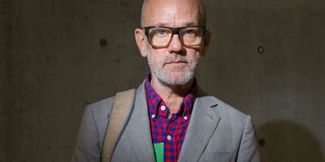 Ο Michael Stipe τραγουδάει «It