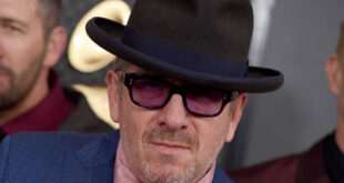 Elvis Costello: Με ένα τραγούδι βοηθάει στη μάχη κατά του κορονοϊού