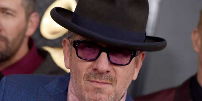 Elvis Costello: Με ένα τραγούδι βοηθάει στη μάχη κατά του κορονοϊού
