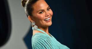 Η Chrissy Teigen μιλά ανοιχτά για την πλαστική επέμβαση που έκανε στα 20 της