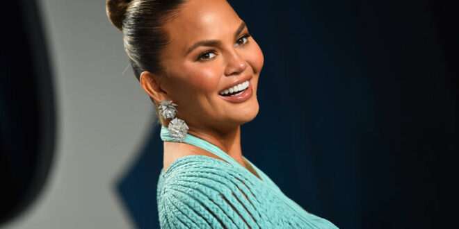 Η Chrissy Teigen μιλά ανοιχτά για την πλαστική επέμβαση που έκανε στα 20 της