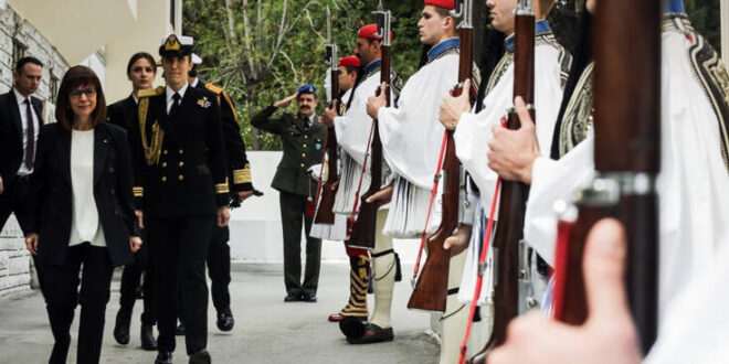 Επίσκεψη Σακελλαροπούλου στην Προεδρική Φρουρά: «Συμβολίζει τους αγώνες και τις θυσίες του ελληνικού λαού»