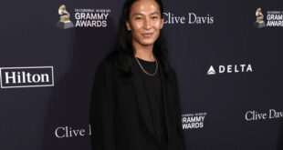 Ο Alexander Wang διοργανώνει online πώληση για τη στήριξη του ΠΟΥ