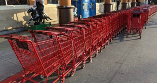 Κορονοϊός στις ΗΠΑ: Γυναίκα σε σούπερ μάρκετ έγλειψε προϊόντα αξίας 1.800 δολαρίων