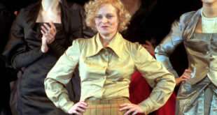Κορονοϊός: Αφίσες διαμαρτυρίας, από Vivienne Westwood και άλλους καλλιτέχνες