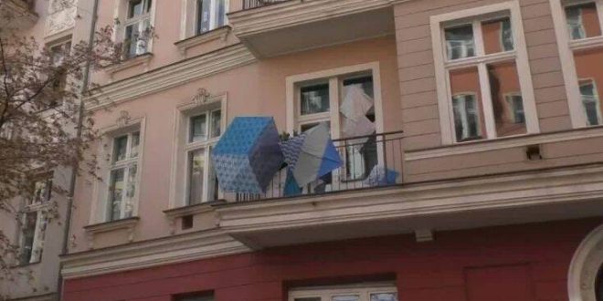 Κορονοϊός: Καλλιτέχνες στο Βερολίνο κρεμάνε τα έργα τους στα μπαλκόνια τους