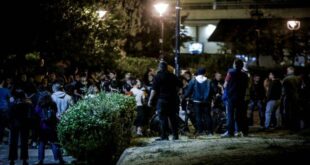 ΚΚΕ: Η κυβέρνηση να εξασφαλίσει περισσότερους δημόσιους χώρους αντί να κλείνει πλατείες