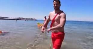 Ο Ντάνος δίνει το «φιλί της ζωής» α λα Baywatch