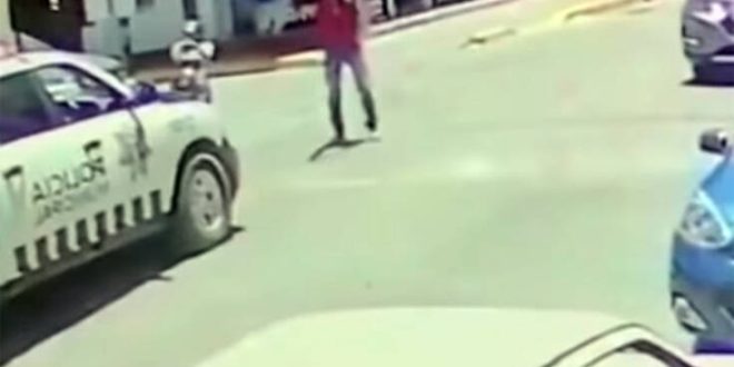 Σοκαριστικό βίντεο: Περιπολικό σταματάει να περάσουν πεζοί και τους γαζώνουν