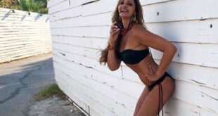 Η Βίκυ Κουλιανού με μαύρο μπικίνι