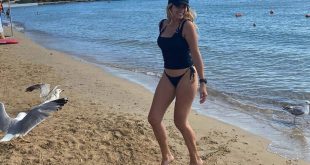 Η Κωνσταντίνα Σπυροπούλου έβαλε το μπικίνι της και πήγε παραλία