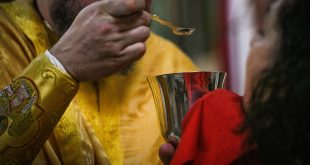 Οικουμενικό Πατριαρχείο: Κανονικά με την ιερή λαβίδα η Θεία Κοινωνία