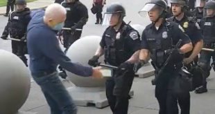 ΗΠΑ: Αστυνομικοί παραιτήθηκαν επειδή τέθηκαν σε διαθεσιμότητα συνάδελφοί τους που έσπρωξαν ηλικιωμένο