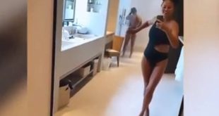 Η selfie της Κρίσι Τέιγκεν με φόντο τον γυμνό σύζυγό της