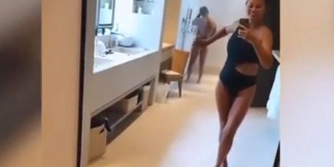 Η selfie της Κρίσι Τέιγκεν με φόντο τον γυμνό σύζυγό της