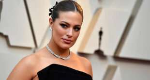 Η Ashley Graham δείχνει τις ραγάδες της εγκυμοσύνης και καλεί τις γυναίκες να κάνουν το ίδιο