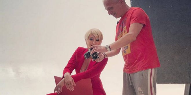 Η Σία Κοσιώνη φωτογραφίζεται με κατακόκκινο κοστούμι για τη νέα σεζόν