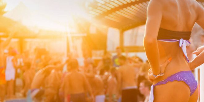 Καθηγητής Φαρμακολογίας: Εκατοντάδες κρούσματα καθημερινά σε λίγο καιρό - «Γιατί δεν κλείνουν για ένα καλοκαίρι τα beach bars;»