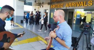 Άνοιξε ο τουρισμός: Με λύρα και γλυκό η υποδοχή της πρώτης πτήσης στο αεροδρόμιο Ηρακλείου