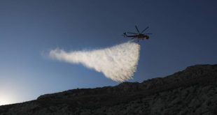 Εντυπωσιακές εικόνες από την εναέρια κατάσβεση της φωτιάς στο όρος Αιγάλεω