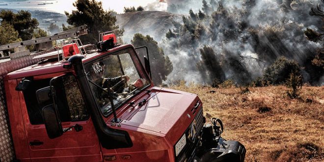 Φωτιά στην Αχαΐα: Ενισχύονται οι πυροσβεστικές δυνάμεις - Μάχη με τις φλόγες από επίγεια και εναέρια μέσα