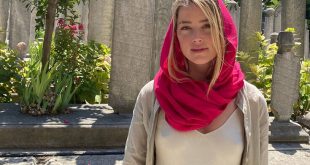 Άμπερ Χερντ: Σάλος με την εμφάνισή της χωρίς σουτιέν σε τζαμί στην Τουρκία