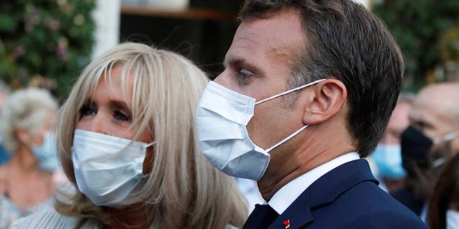 Μπριζίτ Μακρόν: Στιλάτη και με μάσκα σε εκδήλωση στο πλευρό του Γάλλου Προέδρου